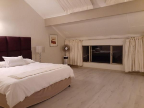 Mount Royal 09 - Large 1 bed with balcony